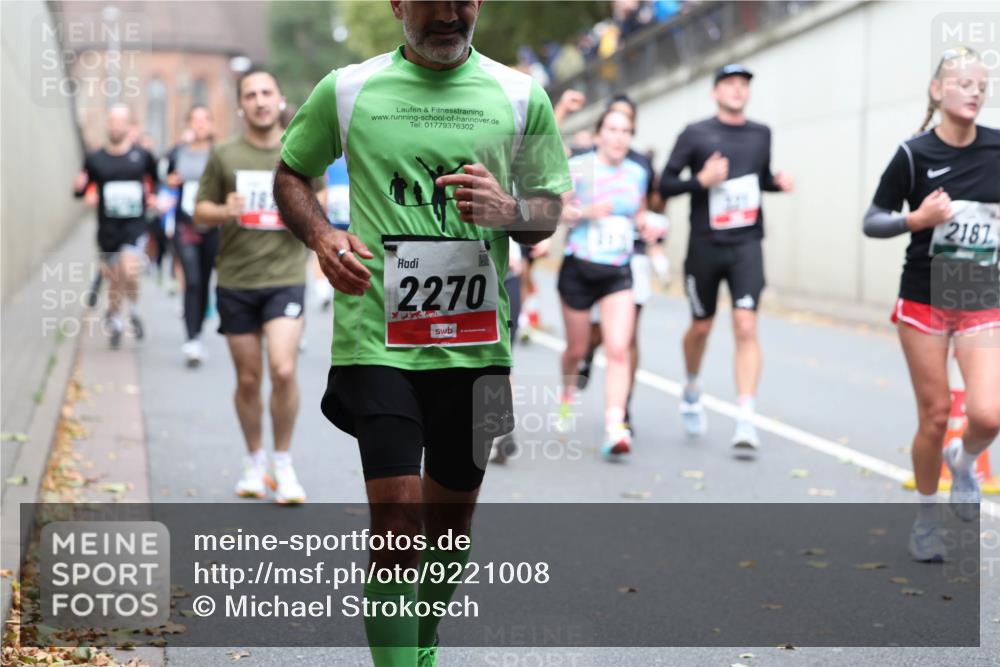 05.10.2025 - 20. swb-Marathon Bremen Michael Strokosch http://msf.ph/oto/9221008 05.10.2025 12:52:02 Laufen 01779376302, 2270, 2187 meine-sportfotos.de