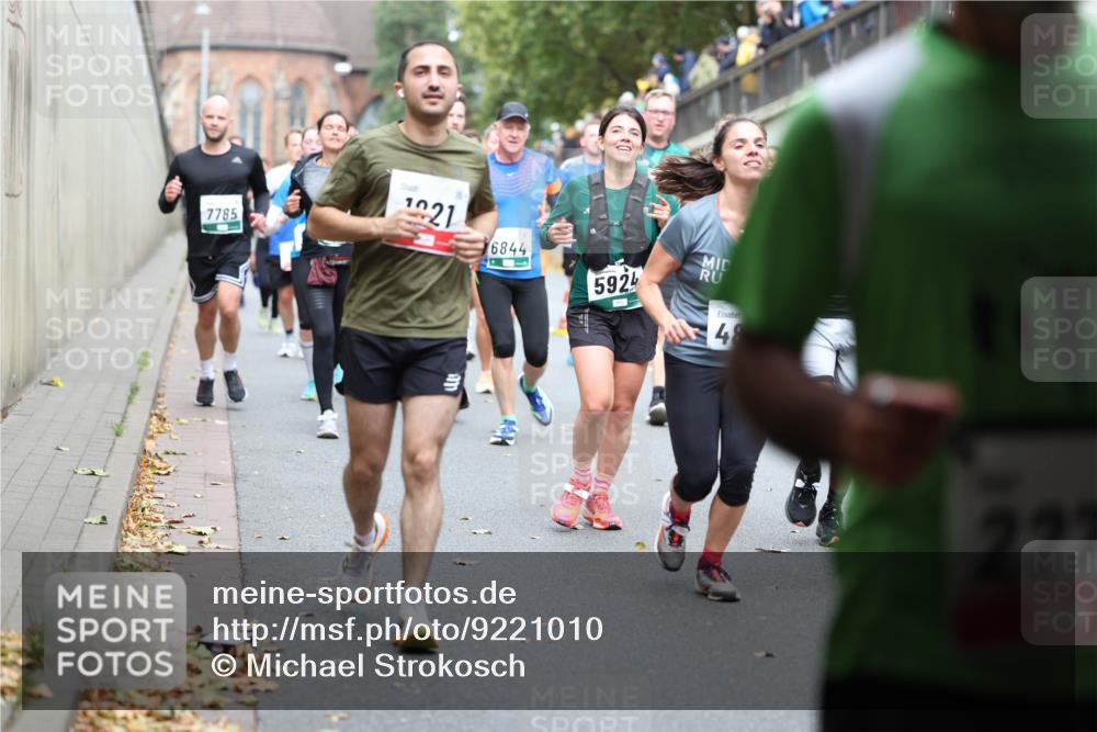 05.10.2025 - 20. swb-Marathon Bremen Michael Strokosch http://msf.ph/oto/9221010 05.10.2025 12:52:03 Laufen 7785, 121, 6844, 5924, 4, 227 meine-sportfotos.de