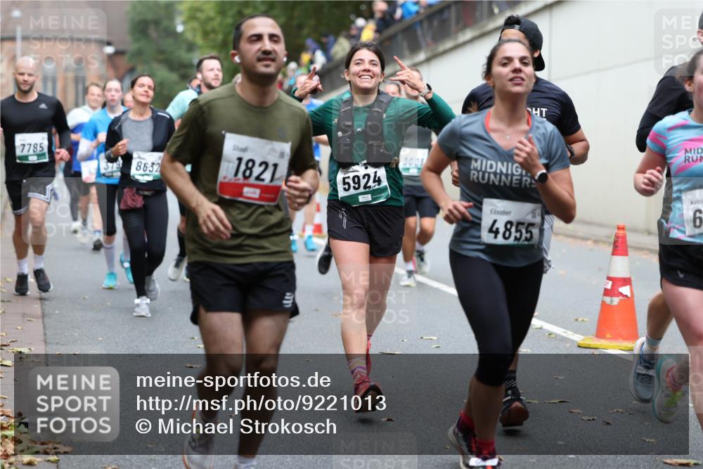05.10.2025 - 20. swb-Marathon Bremen Michael Strokosch http://msf.ph/oto/9221013 05.10.2025 12:52:04 Laufen 7785, 8632, 1821, 5924, 300, 4855, 6 meine-sportfotos.de