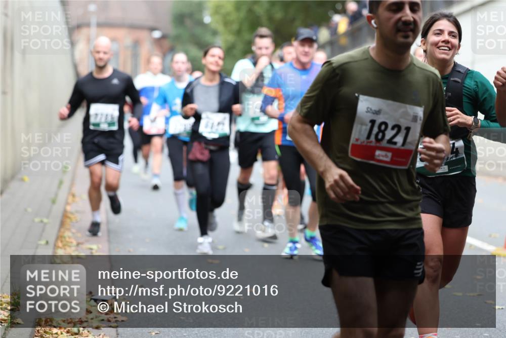 05.10.2025 - 20. swb-Marathon Bremen Michael Strokosch http://msf.ph/oto/9221016 05.10.2025 12:52:05 Laufen 1821, 913 meine-sportfotos.de