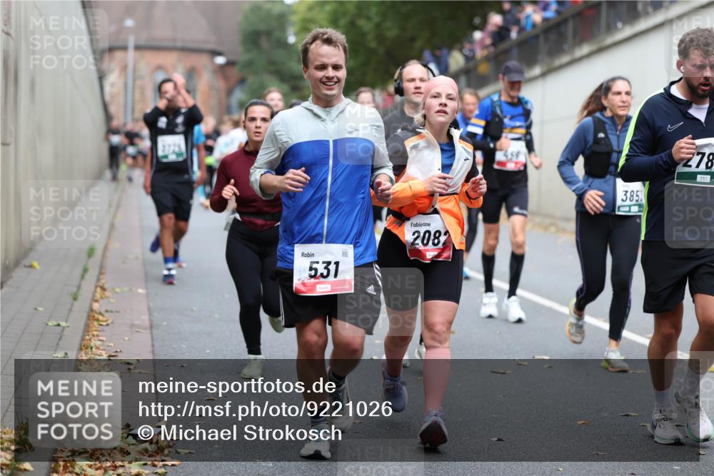 05.10.2025 - 20. swb-Marathon Bremen Michael Strokosch http://msf.ph/oto/9221026 05.10.2025 12:52:08 Laufen 4725, 40, 531, 2082, 385, 278 meine-sportfotos.de