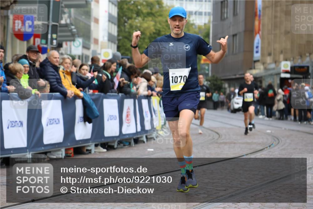 05.10.2025 - 20. swb-Marathon Bremen Strokosch-Dieckow http://msf.ph/oto/9221030 05.10.2025 10:37:22 Ziel 9565, 9586, 10358, 10704, 11021 meine-sportfotos.de