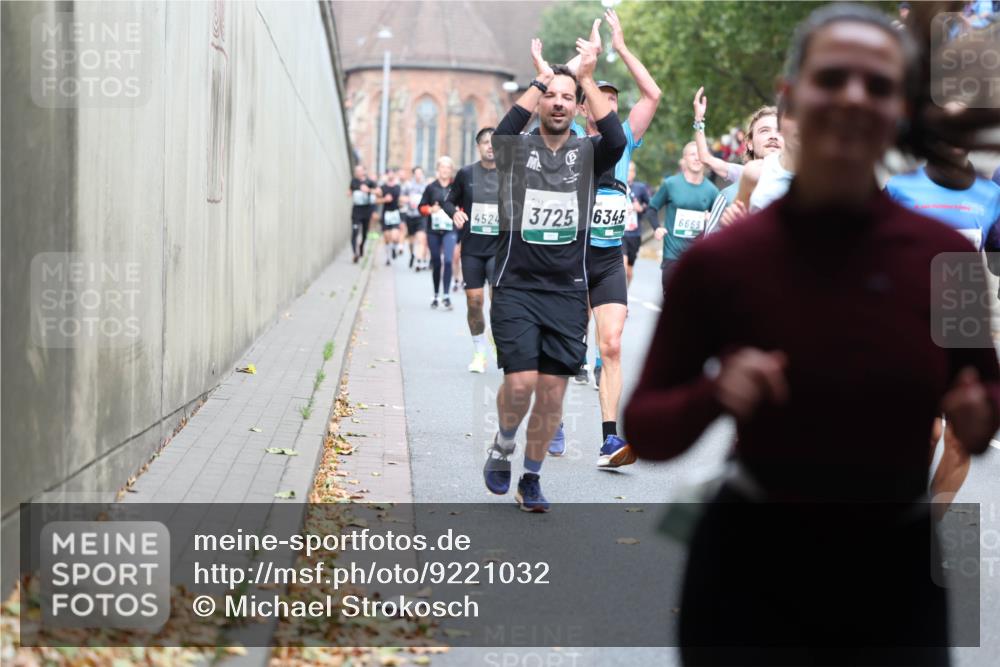 05.10.2025 - 20. swb-Marathon Bremen Michael Strokosch http://msf.ph/oto/9221032 05.10.2025 12:52:10 Laufen 4524, 3725, 6345, 6669 meine-sportfotos.de