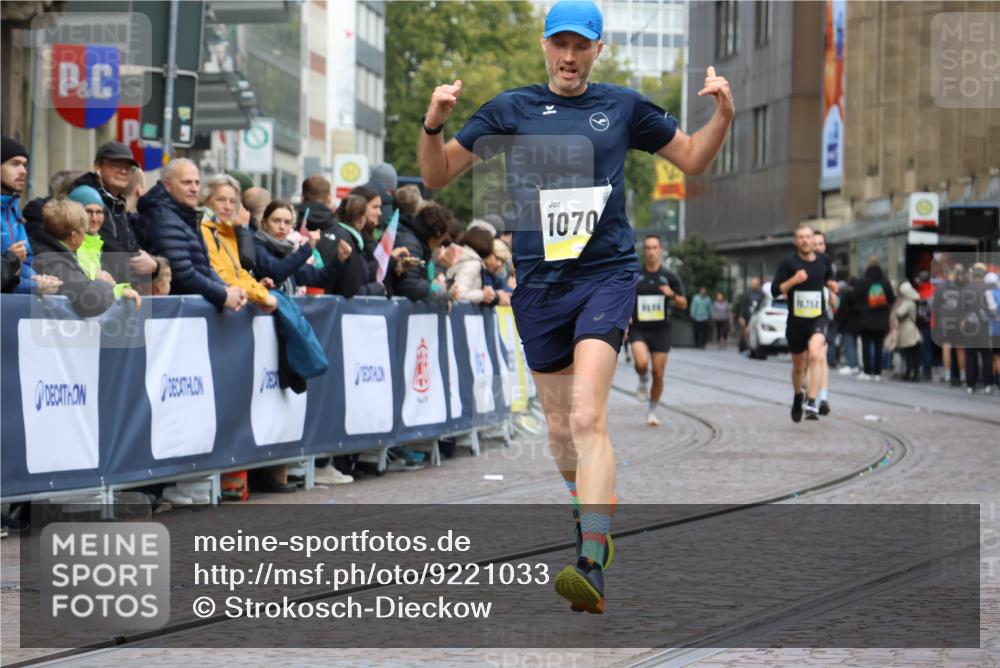 05.10.2025 - 20. swb-Marathon Bremen Strokosch-Dieckow http://msf.ph/oto/9221033 05.10.2025 10:37:22 Ziel 9565, 9586, 10358, 10704, 11021 meine-sportfotos.de