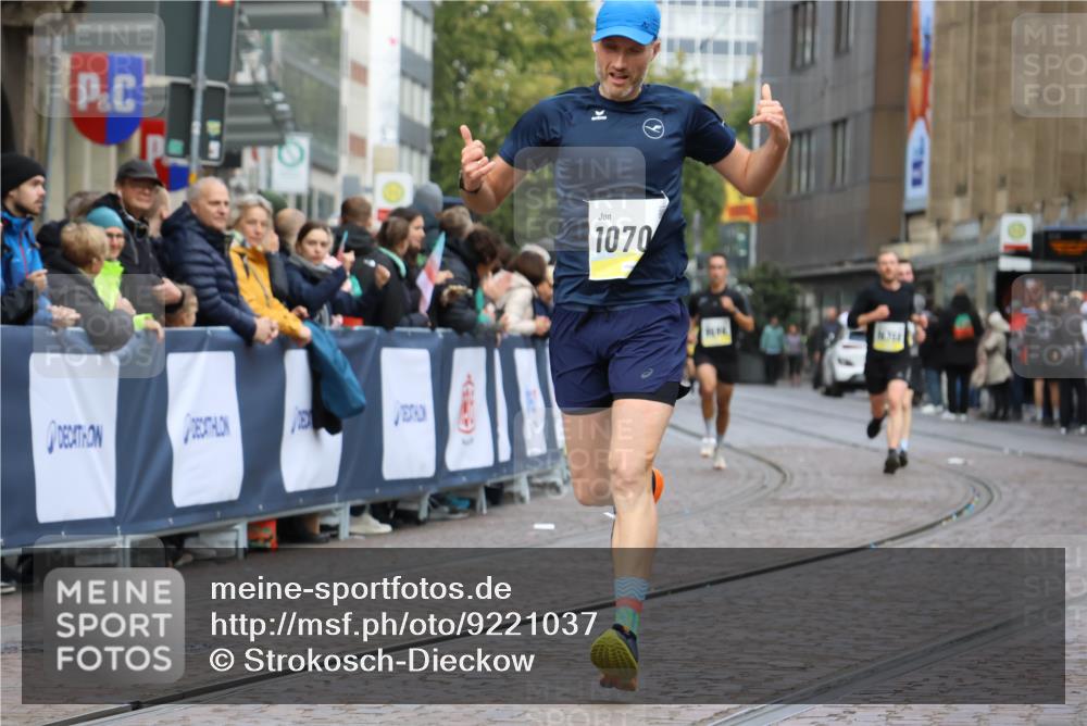 05.10.2025 - 20. swb-Marathon Bremen Strokosch-Dieckow http://msf.ph/oto/9221037 05.10.2025 10:37:22 Ziel 9565, 9586, 10358, 10704, 11021 meine-sportfotos.de