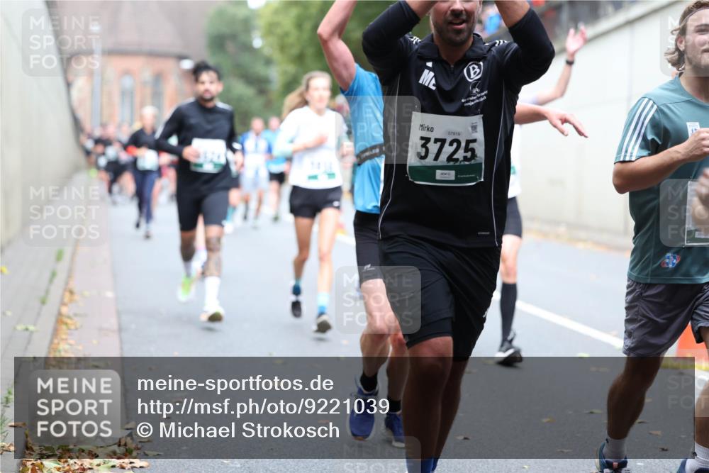 05.10.2025 - 20. swb-Marathon Bremen Michael Strokosch http://msf.ph/oto/9221039 05.10.2025 12:52:11 Laufen 07919, 3725, 05926 meine-sportfotos.de
