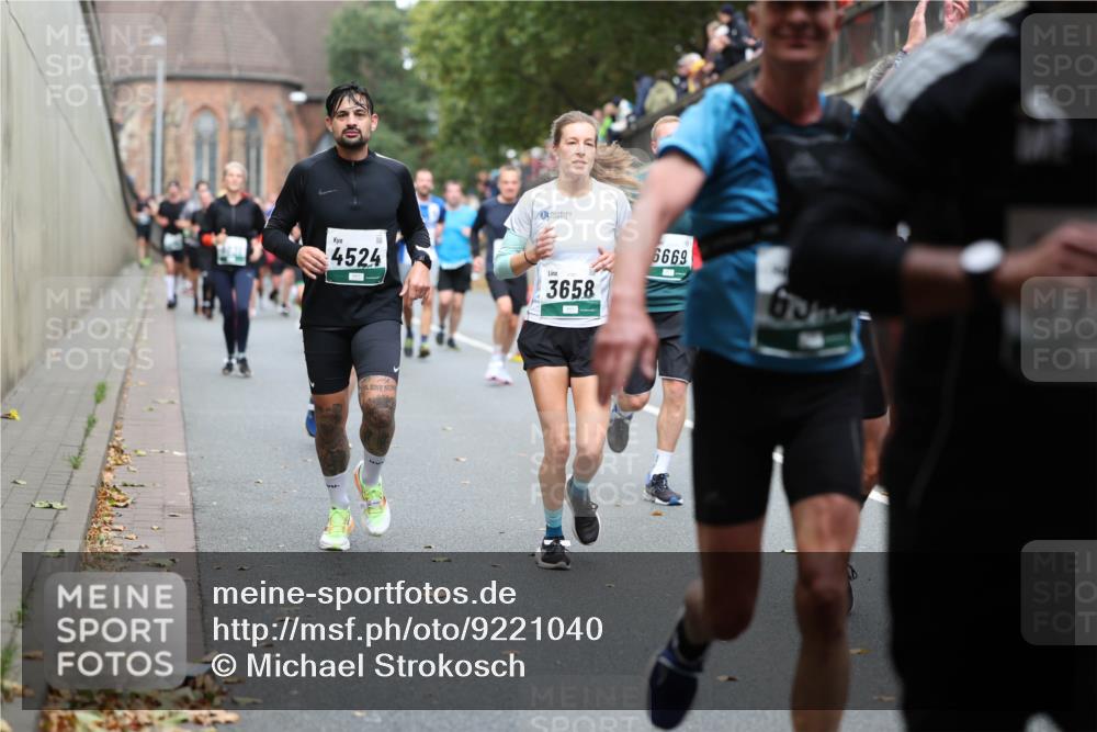 05.10.2025 - 20. swb-Marathon Bremen Michael Strokosch http://msf.ph/oto/9221040 05.10.2025 12:52:12 Laufen 4524, 3658, 6669 meine-sportfotos.de