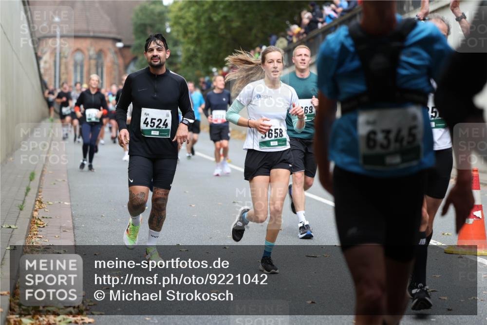 05.10.2025 - 20. swb-Marathon Bremen Michael Strokosch http://msf.ph/oto/9221042 05.10.2025 12:52:12 Laufen 4524, 3658, 69, 6345, 5 meine-sportfotos.de