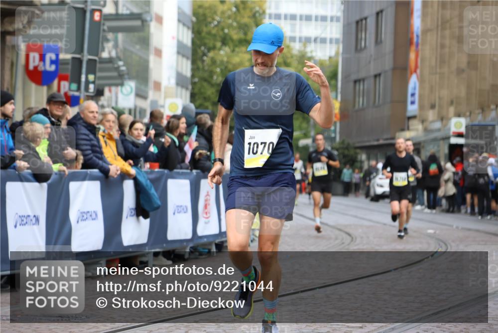 05.10.2025 - 20. swb-Marathon Bremen Strokosch-Dieckow http://msf.ph/oto/9221044 05.10.2025 10:37:22 Ziel 9565, 9586, 10358, 10704, 11021 meine-sportfotos.de
