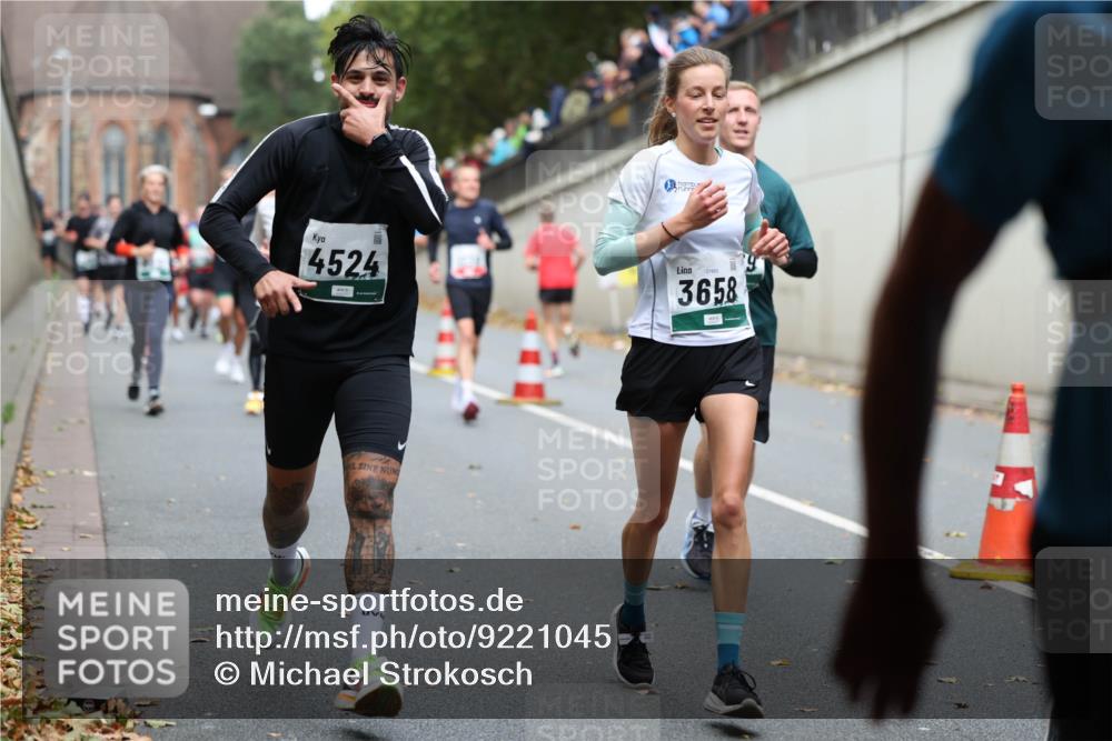 05.10.2025 - 20. swb-Marathon Bremen Michael Strokosch http://msf.ph/oto/9221045 05.10.2025 12:52:13 Laufen 4524, 07863, 3658 meine-sportfotos.de