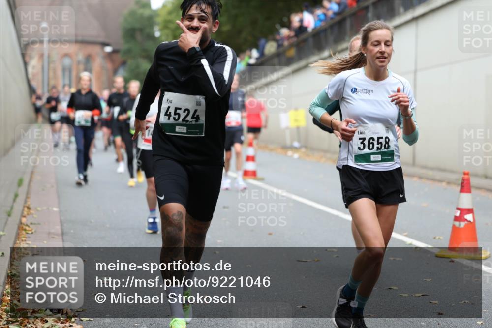 05.10.2025 - 20. swb-Marathon Bremen Michael Strokosch http://msf.ph/oto/9221046 05.10.2025 12:52:13 Laufen 4524, 07863, 3658 meine-sportfotos.de
