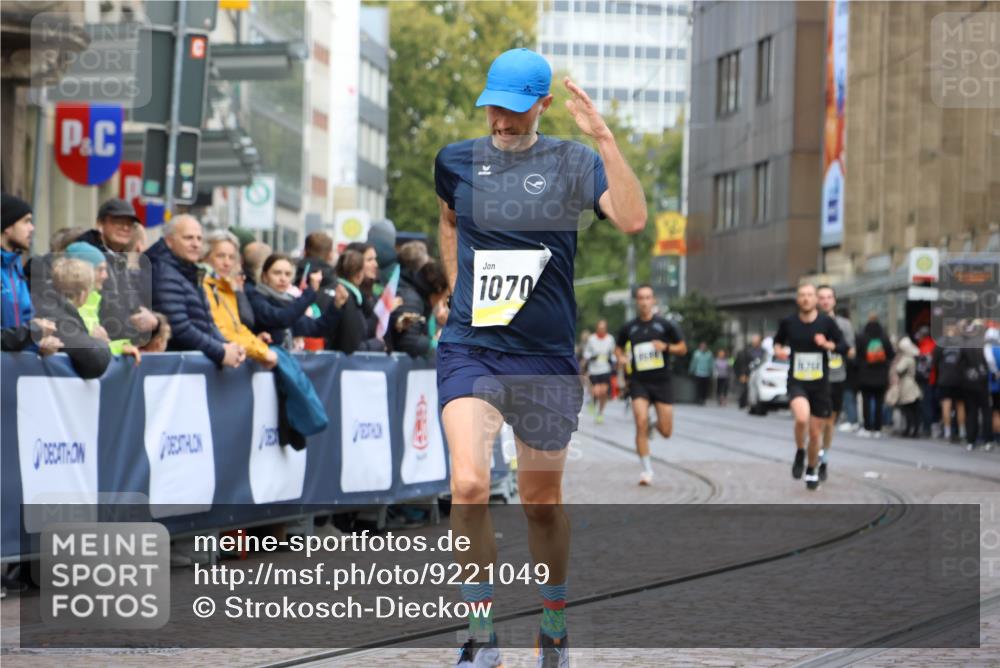 05.10.2025 - 20. swb-Marathon Bremen Strokosch-Dieckow http://msf.ph/oto/9221049 05.10.2025 10:37:22 Ziel 9565, 9586, 10358, 10704, 11021 meine-sportfotos.de