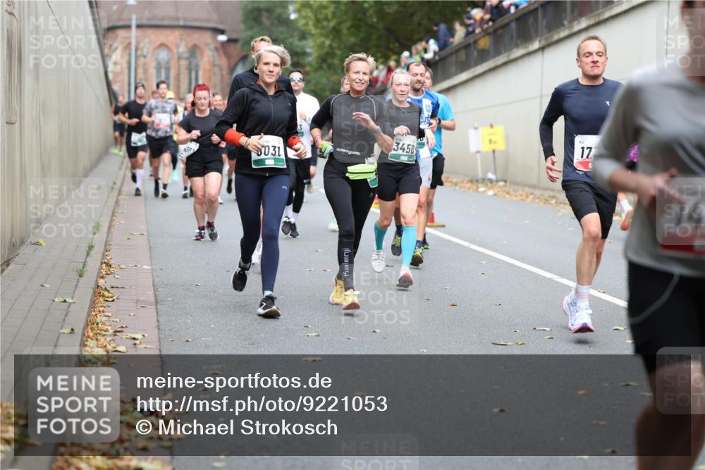 05.10.2025 - 20. swb-Marathon Bremen Michael Strokosch http://msf.ph/oto/9221053 05.10.2025 12:52:15 Laufen 031, 3450, 17, 74 meine-sportfotos.de