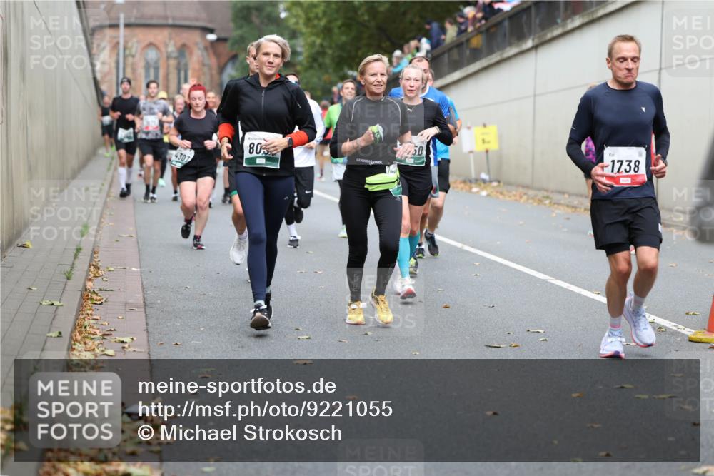 05.10.2025 - 20. swb-Marathon Bremen Michael Strokosch http://msf.ph/oto/9221055 05.10.2025 12:52:16 Laufen 4307, 80, 1450, 1738 meine-sportfotos.de