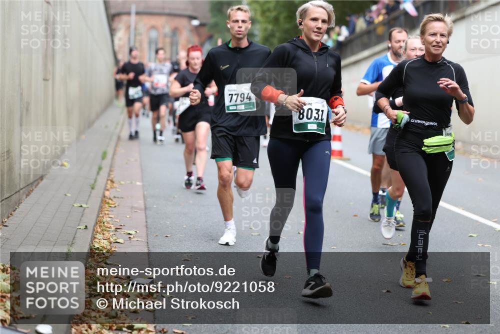 05.10.2025 - 20. swb-Marathon Bremen Michael Strokosch http://msf.ph/oto/9221058 05.10.2025 12:52:17 Laufen 7794, 8031 meine-sportfotos.de