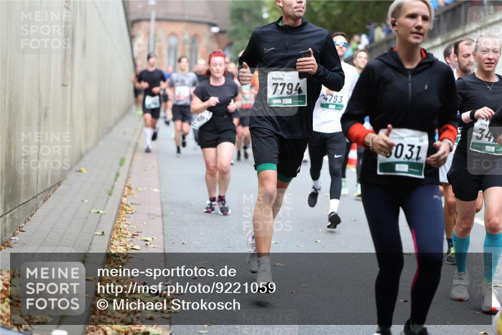 05.10.2025 - 20. swb-Marathon Bremen Michael Strokosch http://msf.ph/oto/9221059 05.10.2025 12:52:17 Laufen 7794, 4793, 08982, 031, 34 meine-sportfotos.de