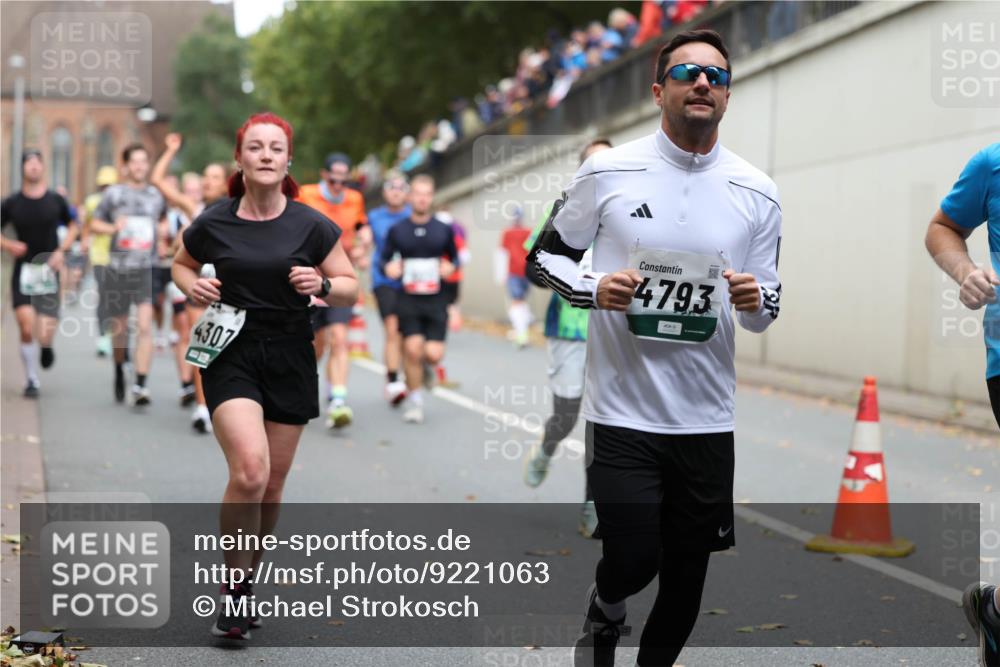 05.10.2025 - 20. swb-Marathon Bremen Michael Strokosch http://msf.ph/oto/9221063 05.10.2025 12:52:19 Laufen 4307, 4793 meine-sportfotos.de