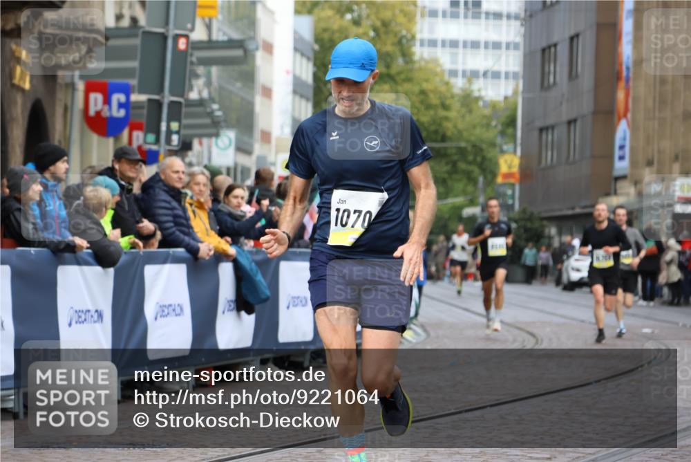 05.10.2025 - 20. swb-Marathon Bremen Strokosch-Dieckow http://msf.ph/oto/9221064 05.10.2025 10:37:22 Ziel 9565, 9586, 10358, 10704, 11021 meine-sportfotos.de
