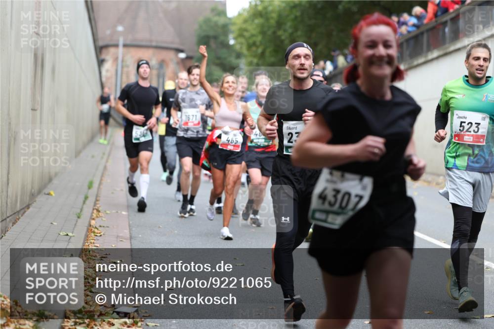 05.10.2025 - 20. swb-Marathon Bremen Michael Strokosch http://msf.ph/oto/9221065 05.10.2025 12:52:20 Laufen 48, 465, 23, 1, 4307, 523 meine-sportfotos.de