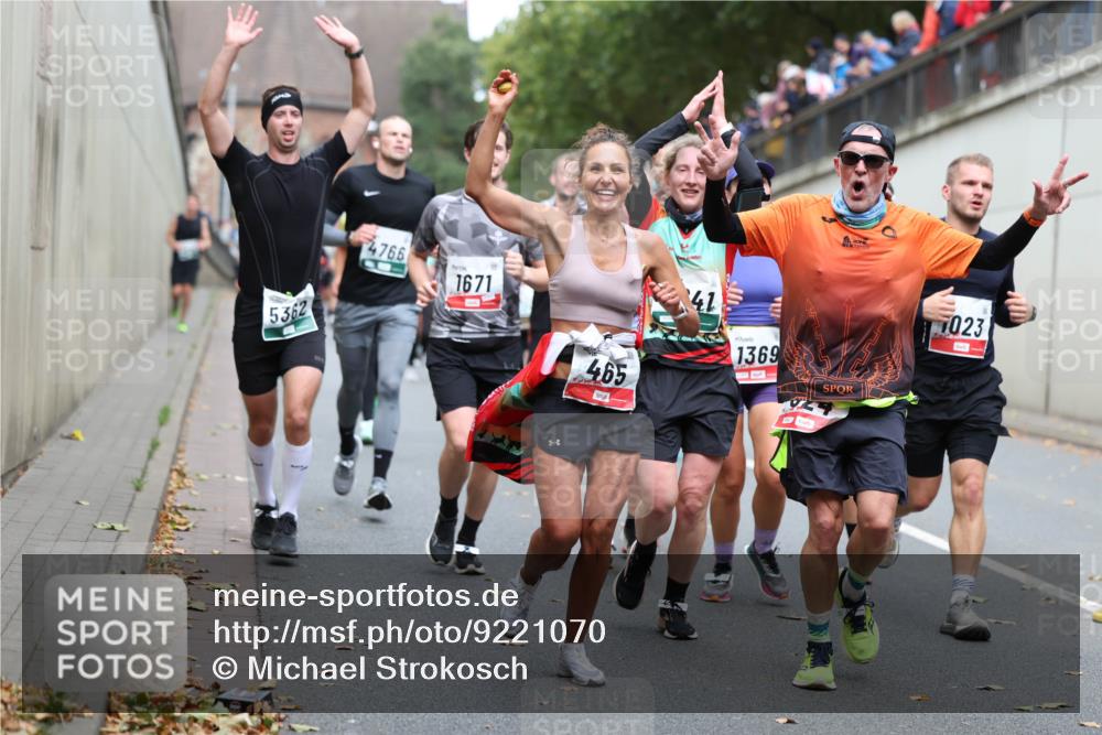 05.10.2025 - 20. swb-Marathon Bremen Michael Strokosch http://msf.ph/oto/9221070 05.10.2025 12:52:21 Laufen 4766, 1671, 5362, 465, 41, 1369, 023 meine-sportfotos.de