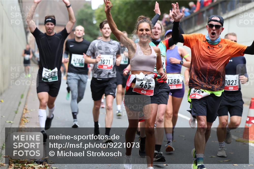 05.10.2025 - 20. swb-Marathon Bremen Michael Strokosch http://msf.ph/oto/9221073 05.10.2025 12:52:22 Laufen 4766, 1671, 5362, 465, 1369, 01231, 1023 meine-sportfotos.de