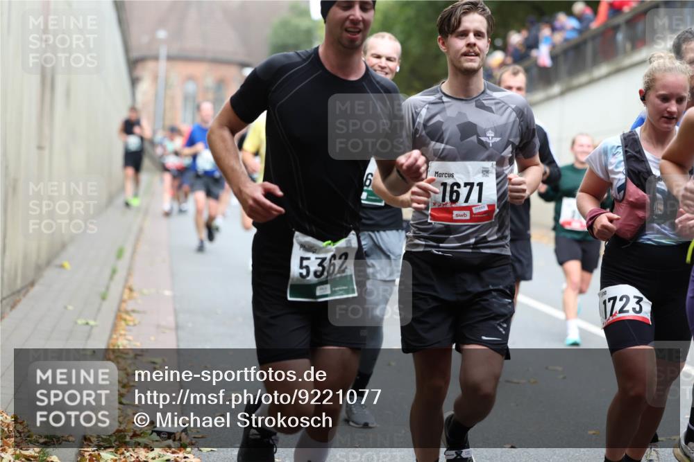 05.10.2025 - 20. swb-Marathon Bremen Michael Strokosch http://msf.ph/oto/9221077 05.10.2025 12:52:23 Laufen 5362, 1671, 01669, 1723 meine-sportfotos.de