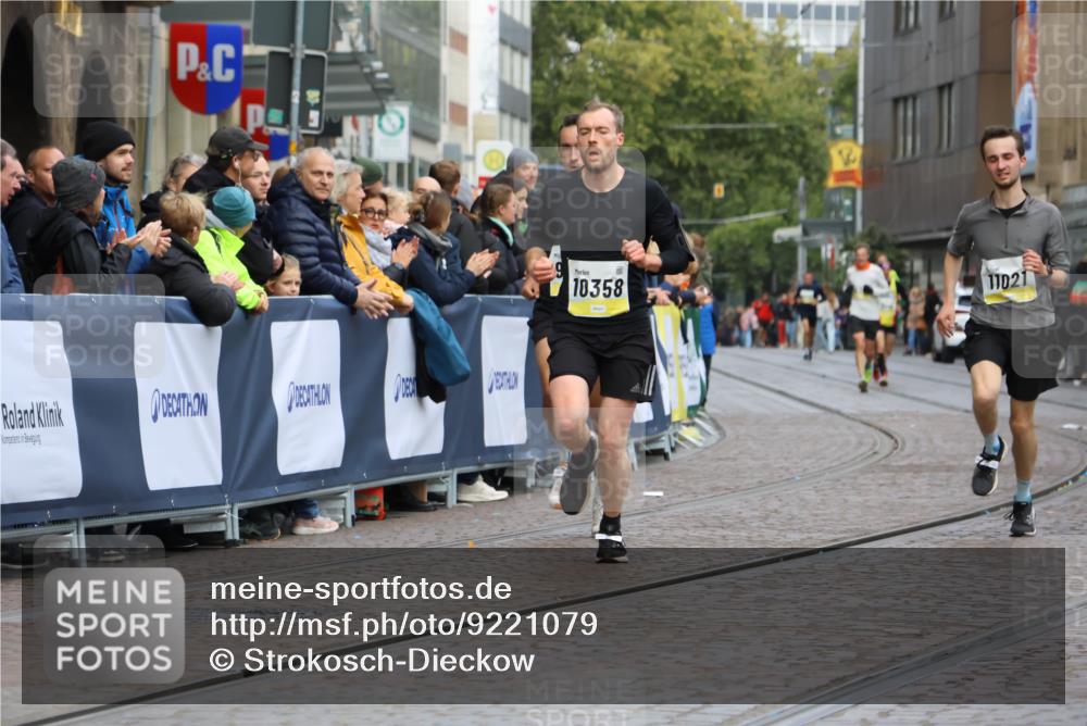 05.10.2025 - 20. swb-Marathon Bremen Strokosch-Dieckow http://msf.ph/oto/9221079 05.10.2025 10:37:28 Ziel 9586, 10358, 11021 meine-sportfotos.de