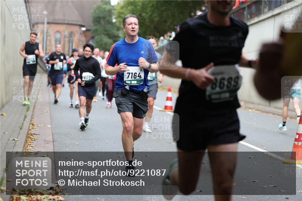 05.10.2025 - 20. swb-Marathon Bremen Michael Strokosch http://msf.ph/oto/9221087 05.10.2025 12:52:27 Laufen 6826, 905, 7164, 8689 meine-sportfotos.de