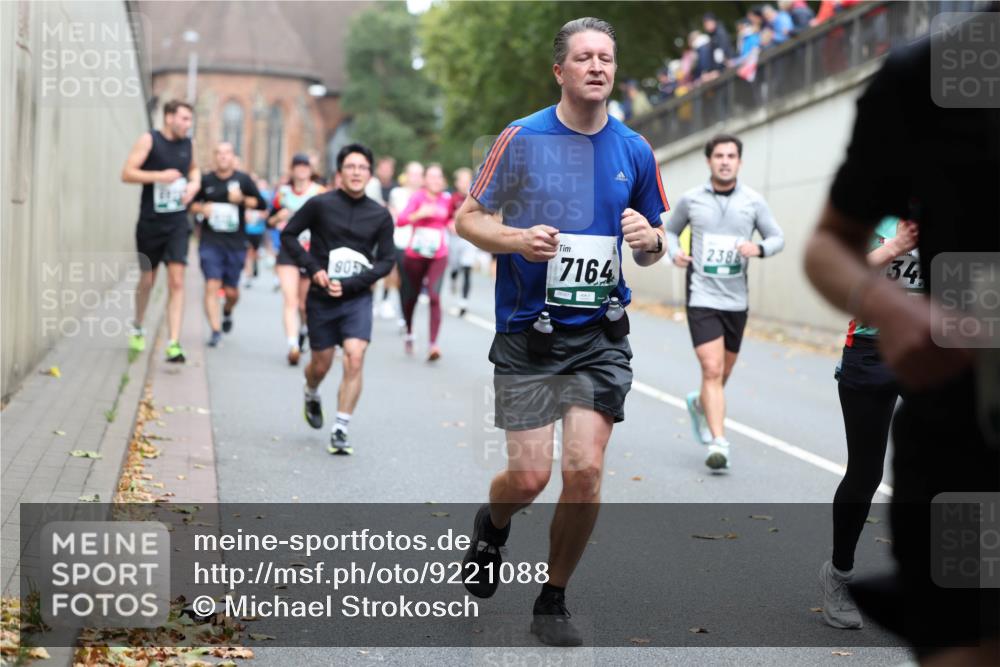 05.10.2025 - 20. swb-Marathon Bremen Michael Strokosch http://msf.ph/oto/9221088 05.10.2025 12:52:27 Laufen 905, 7164, 2388, 34 meine-sportfotos.de