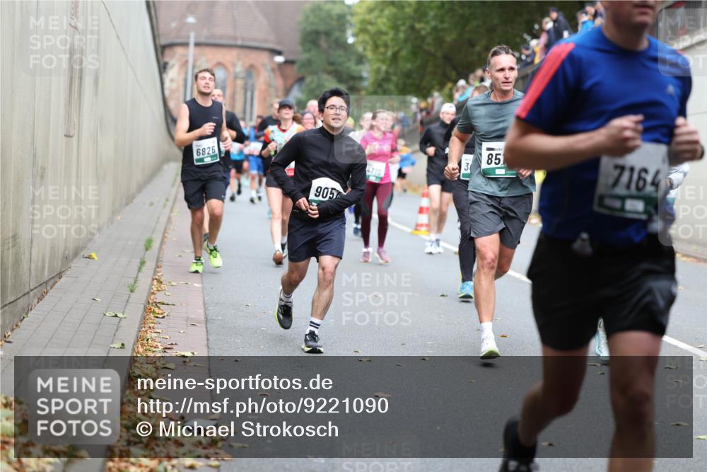 05.10.2025 - 20. swb-Marathon Bremen Michael Strokosch http://msf.ph/oto/9221090 05.10.2025 12:52:28 Laufen 6826, 905, 4710, 85, 7164 meine-sportfotos.de