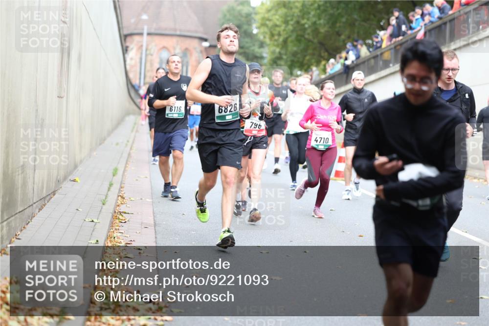 05.10.2025 - 20. swb-Marathon Bremen Michael Strokosch http://msf.ph/oto/9221093 05.10.2025 12:52:29 Laufen 6116, 6826, 796, 4710 meine-sportfotos.de