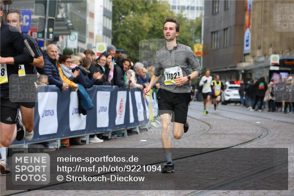 05.10.2025 - 20. swb-Marathon Bremen Strokosch-Dieckow http://msf.ph/oto/9221094 05.10.2025 10:37:29 Ziel 9586, 10358, 11021 meine-sportfotos.de