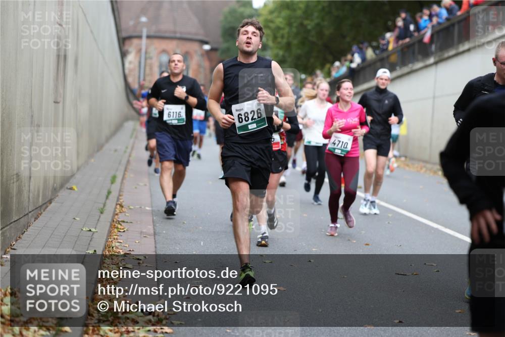 05.10.2025 - 20. swb-Marathon Bremen Michael Strokosch http://msf.ph/oto/9221095 05.10.2025 12:52:30 Laufen 6116, 6826, 4710 meine-sportfotos.de