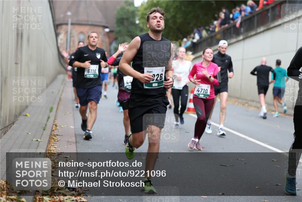 05.10.2025 - 20. swb-Marathon Bremen Michael Strokosch http://msf.ph/oto/9221096 05.10.2025 12:52:30 Laufen 6116, 26, 4710 meine-sportfotos.de