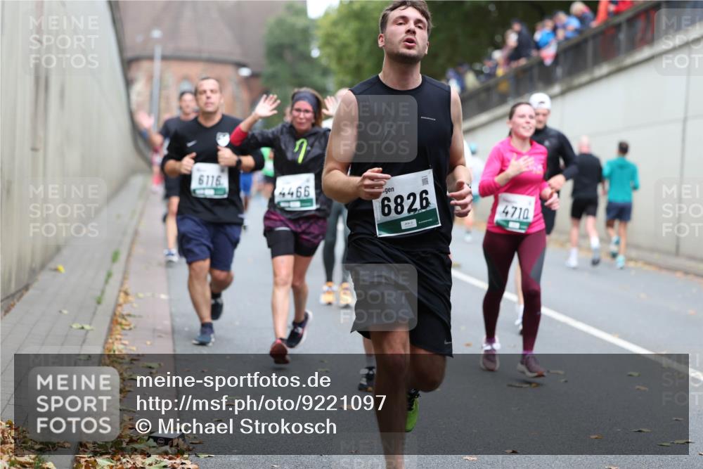 05.10.2025 - 20. swb-Marathon Bremen Michael Strokosch http://msf.ph/oto/9221097 05.10.2025 12:52:31 Laufen 6116, 7, 4466, 6826, 4710 meine-sportfotos.de
