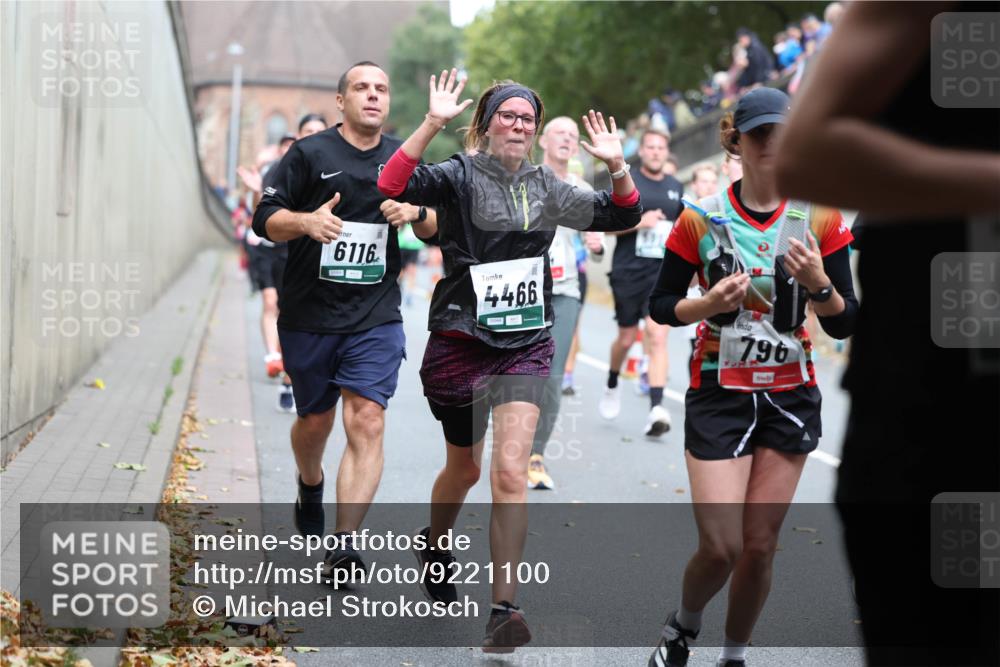 05.10.2025 - 20. swb-Marathon Bremen Michael Strokosch http://msf.ph/oto/9221100 05.10.2025 12:52:32 Laufen 6116, 4466, 796 meine-sportfotos.de