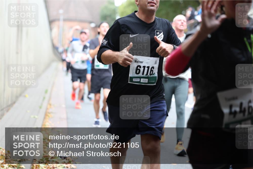 05.10.2025 - 20. swb-Marathon Bremen Michael Strokosch http://msf.ph/oto/9221105 05.10.2025 12:52:33 Laufen 6116, 05904, 1973, 446 meine-sportfotos.de