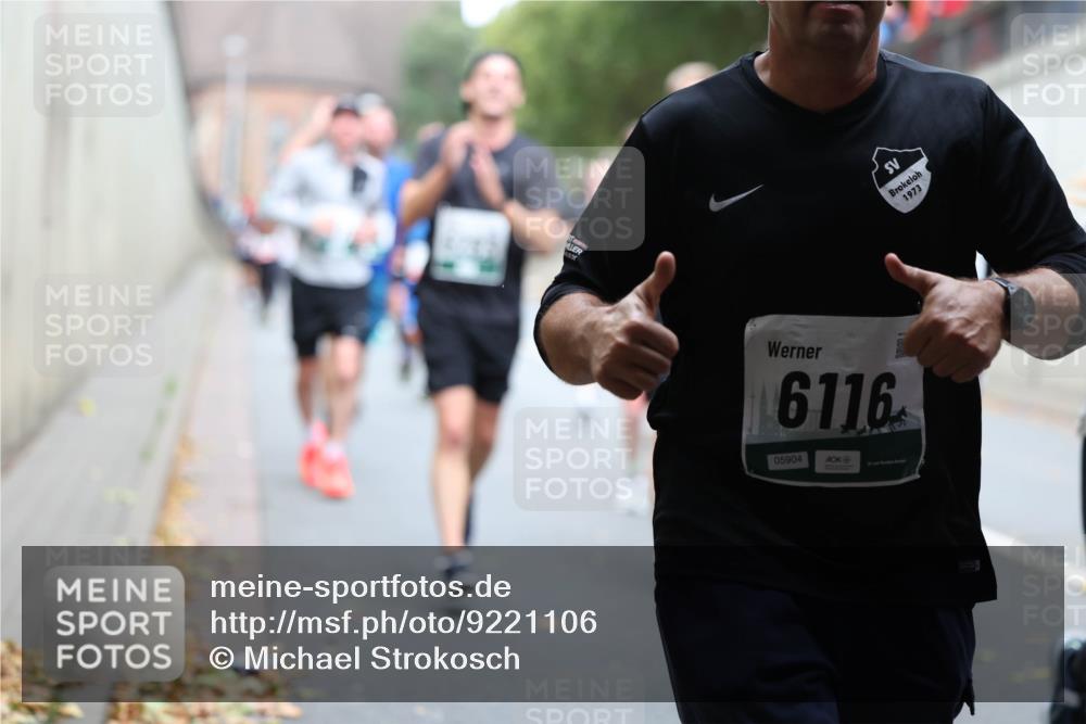 05.10.2025 - 20. swb-Marathon Bremen Michael Strokosch http://msf.ph/oto/9221106 05.10.2025 12:52:33 Laufen 6116, 05904, 1973 meine-sportfotos.de