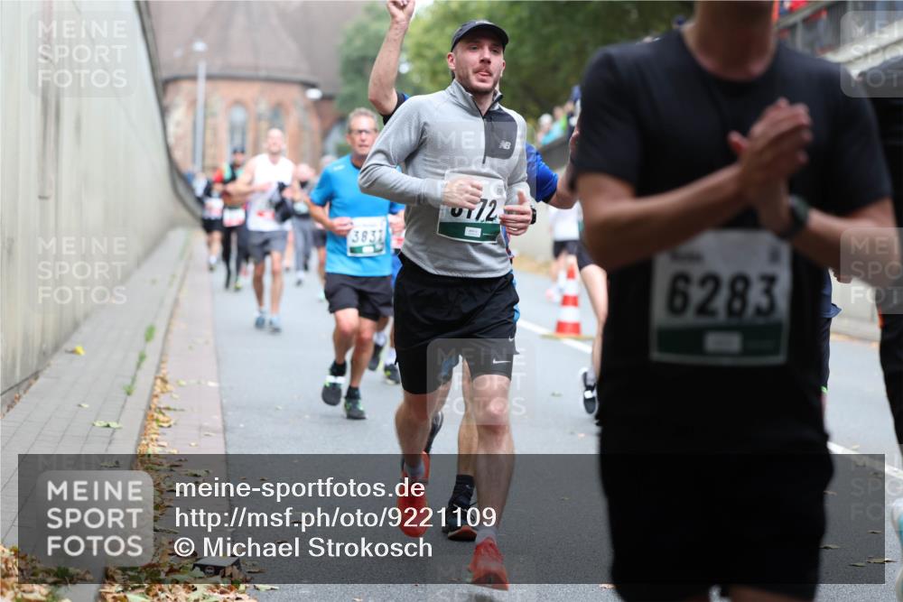 05.10.2025 - 20. swb-Marathon Bremen Michael Strokosch http://msf.ph/oto/9221109 05.10.2025 12:52:35 Laufen 3831, 172, 6283 meine-sportfotos.de