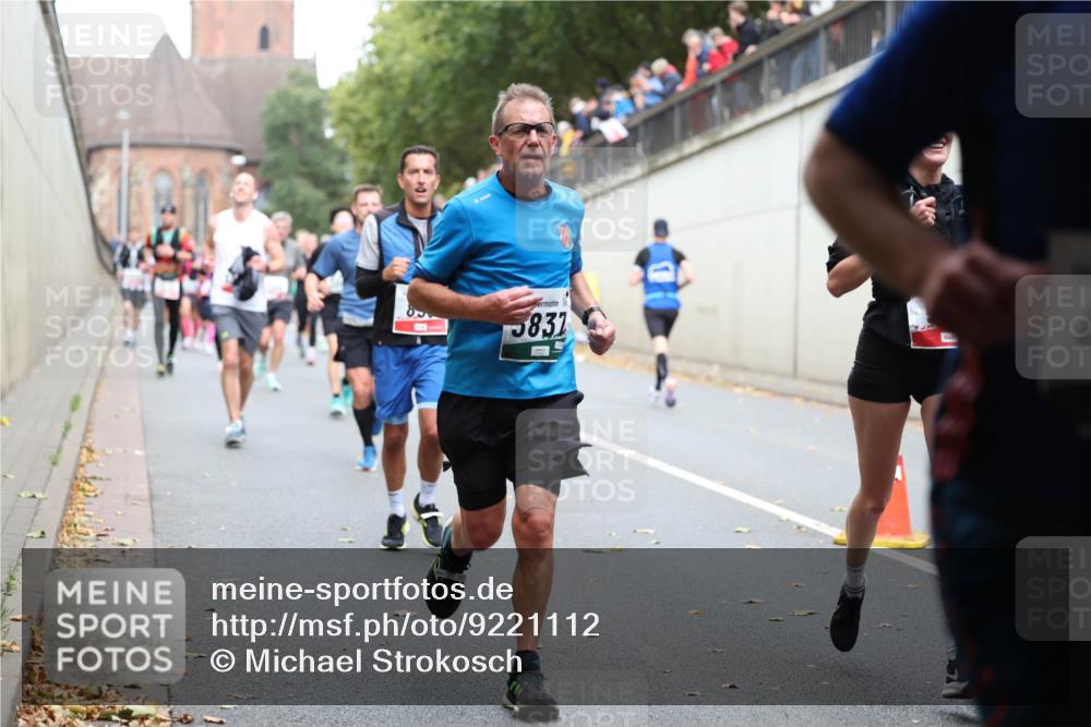 05.10.2025 - 20. swb-Marathon Bremen Michael Strokosch http://msf.ph/oto/9221112 05.10.2025 12:52:37 Laufen 3837 meine-sportfotos.de