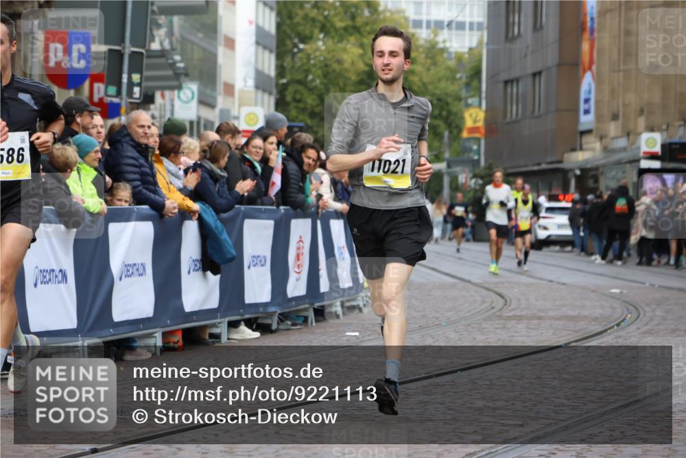 05.10.2025 - 20. swb-Marathon Bremen Strokosch-Dieckow http://msf.ph/oto/9221113 05.10.2025 10:37:29 Ziel 9586, 10358, 11021 meine-sportfotos.de