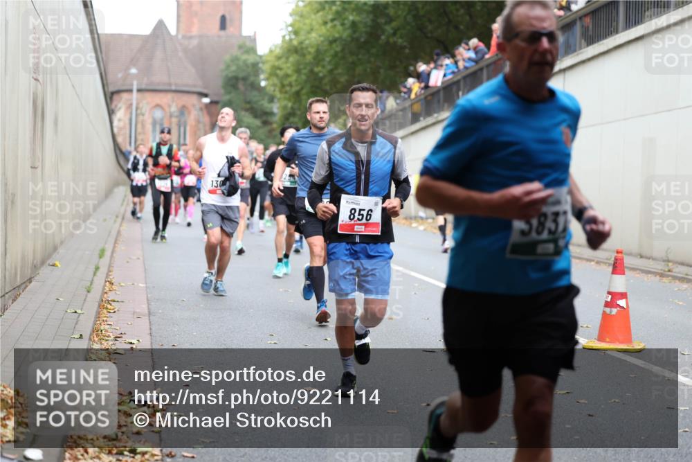 05.10.2025 - 20. swb-Marathon Bremen Michael Strokosch http://msf.ph/oto/9221114 05.10.2025 12:52:37 Laufen 130, 856, 3831 meine-sportfotos.de