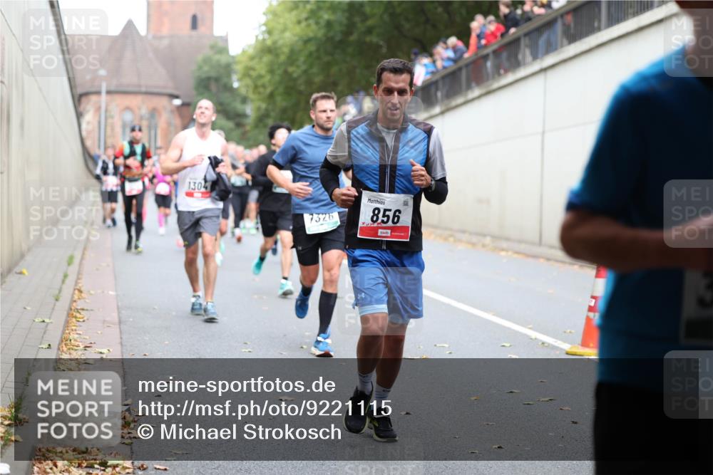 05.10.2025 - 20. swb-Marathon Bremen Michael Strokosch http://msf.ph/oto/9221115 05.10.2025 12:52:38 Laufen 1304, 7326, 856, 13 meine-sportfotos.de