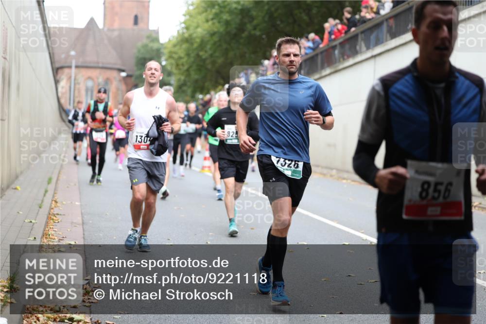 05.10.2025 - 20. swb-Marathon Bremen Michael Strokosch http://msf.ph/oto/9221118 05.10.2025 12:52:39 Laufen 130, 325, 7526, 856 meine-sportfotos.de