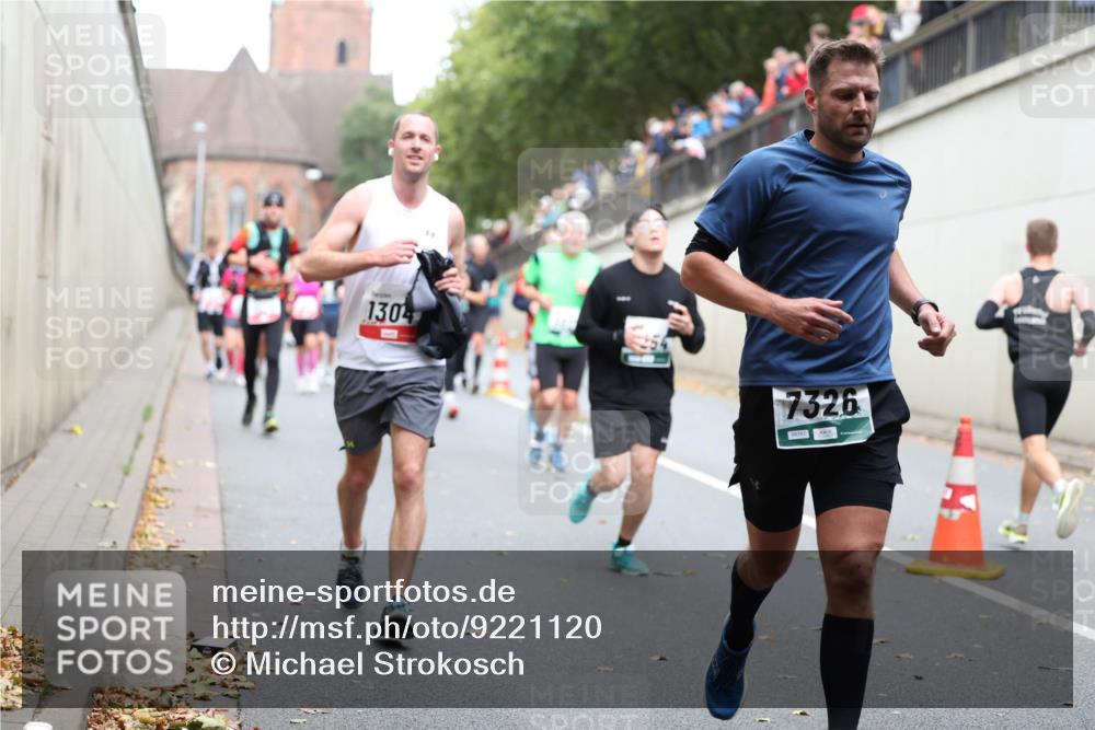 05.10.2025 - 20. swb-Marathon Bremen Michael Strokosch http://msf.ph/oto/9221120 05.10.2025 12:52:39 Laufen 1304, 7326 meine-sportfotos.de