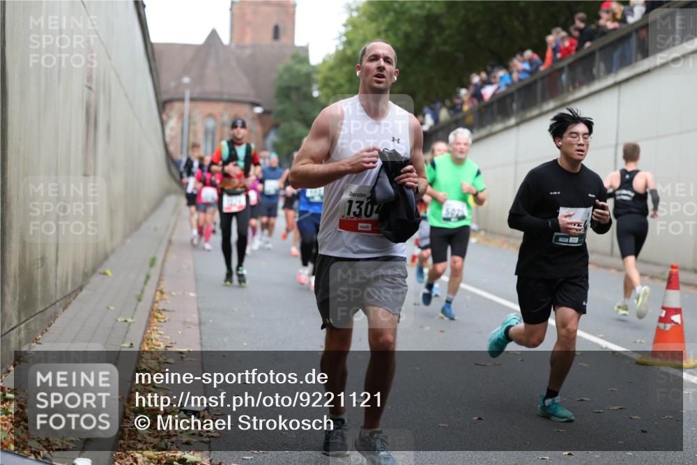 05.10.2025 - 20. swb-Marathon Bremen Michael Strokosch http://msf.ph/oto/9221121 05.10.2025 12:52:40 Laufen 1304, 1205 meine-sportfotos.de