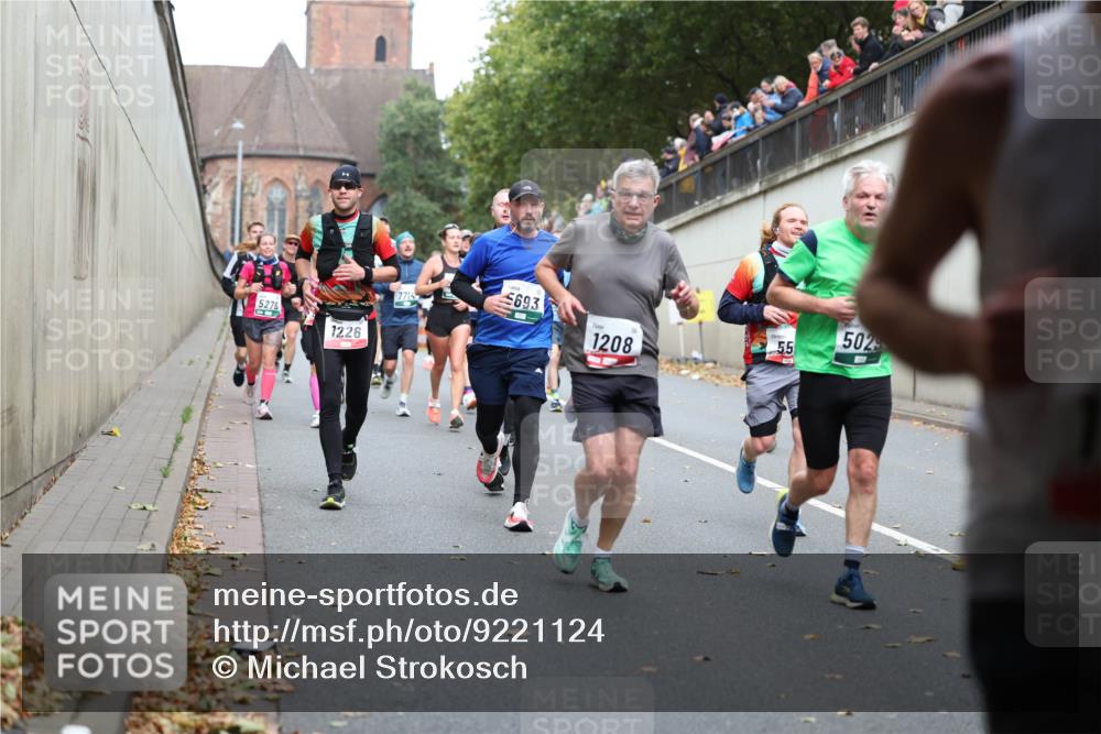05.10.2025 - 20. swb-Marathon Bremen Michael Strokosch http://msf.ph/oto/9221124 05.10.2025 12:52:41 Laufen 5276, 1226, 7714, 5693, 1208, 55, 502 meine-sportfotos.de