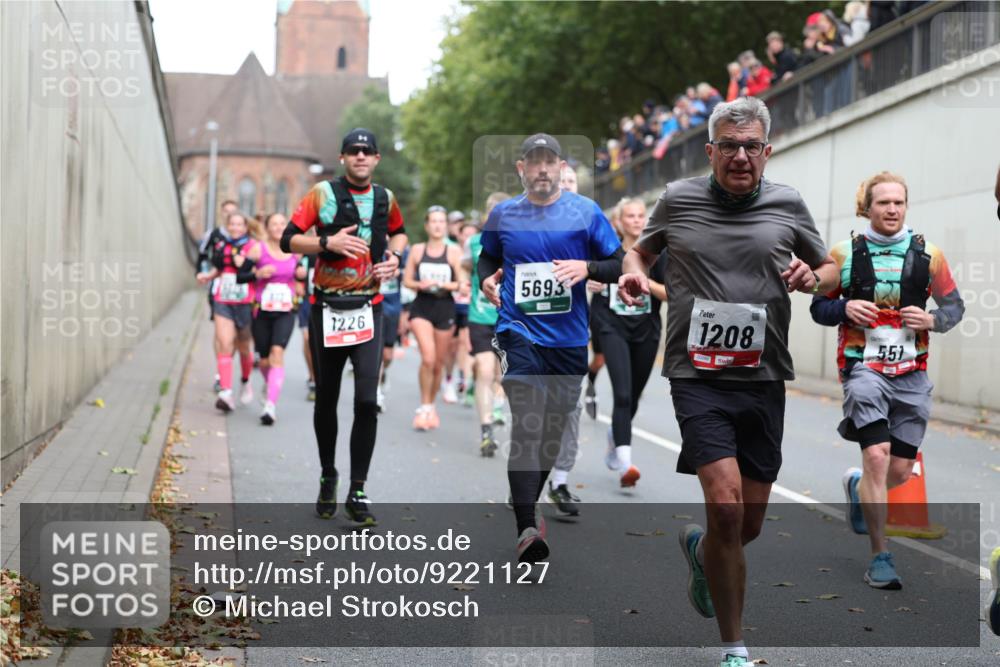 05.10.2025 - 20. swb-Marathon Bremen Michael Strokosch http://msf.ph/oto/9221127 05.10.2025 12:52:42 Laufen 1226, 5693, 1208, 00266, 551 meine-sportfotos.de