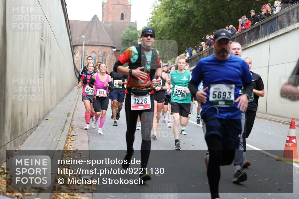 05.10.2025 - 20. swb-Marathon Bremen Michael Strokosch http://msf.ph/oto/9221130 05.10.2025 12:52:43 Laufen 33, 5276, 812, 1226, 2980, 74, 5693 meine-sportfotos.de