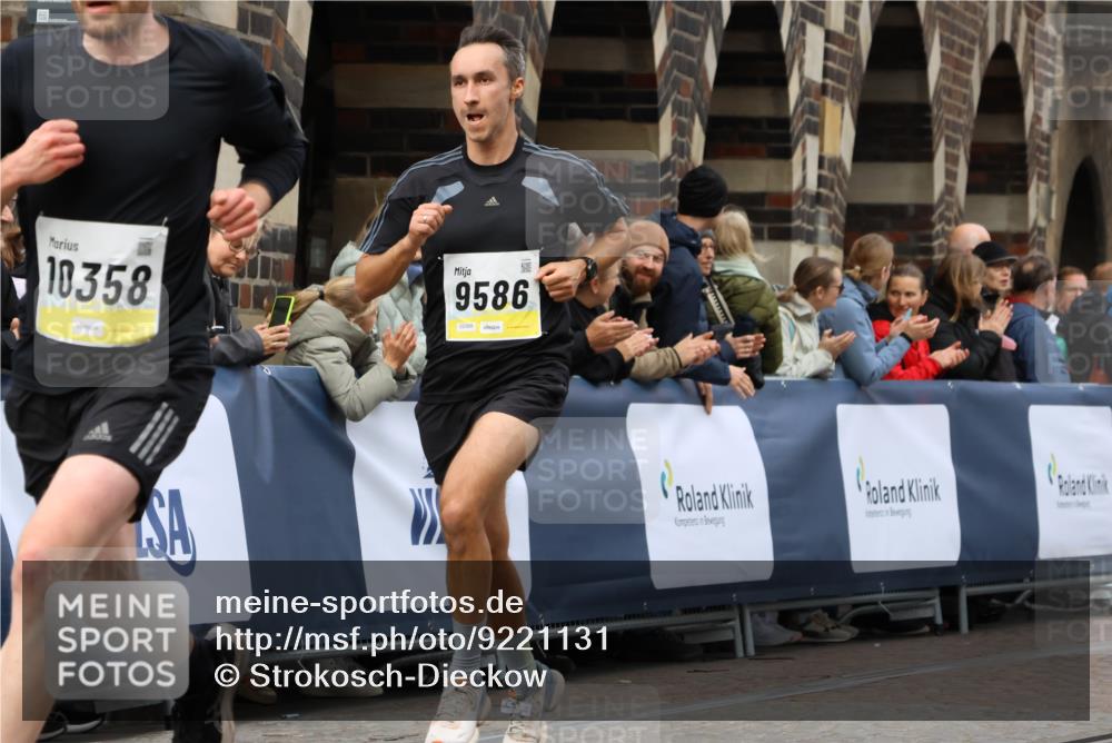05.10.2025 - 20. swb-Marathon Bremen Strokosch-Dieckow http://msf.ph/oto/9221131 05.10.2025 10:37:31 Ziel 9586, 10358, 11021 meine-sportfotos.de